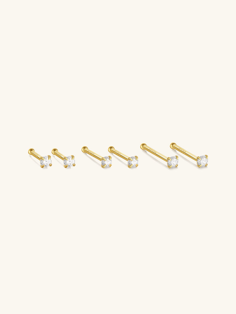 Isabela – Gold earrings with an elegant and fluid design.