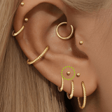 Isabela – Gold earrings with an elegant and fluid design.