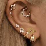 Isabela – Gold earrings with an elegant and fluid design.
