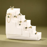 Annika – Gold earrings with an elegant and contemporary design.