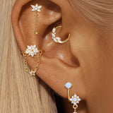 Johana – Gold earrings with an elegant and delicate design.