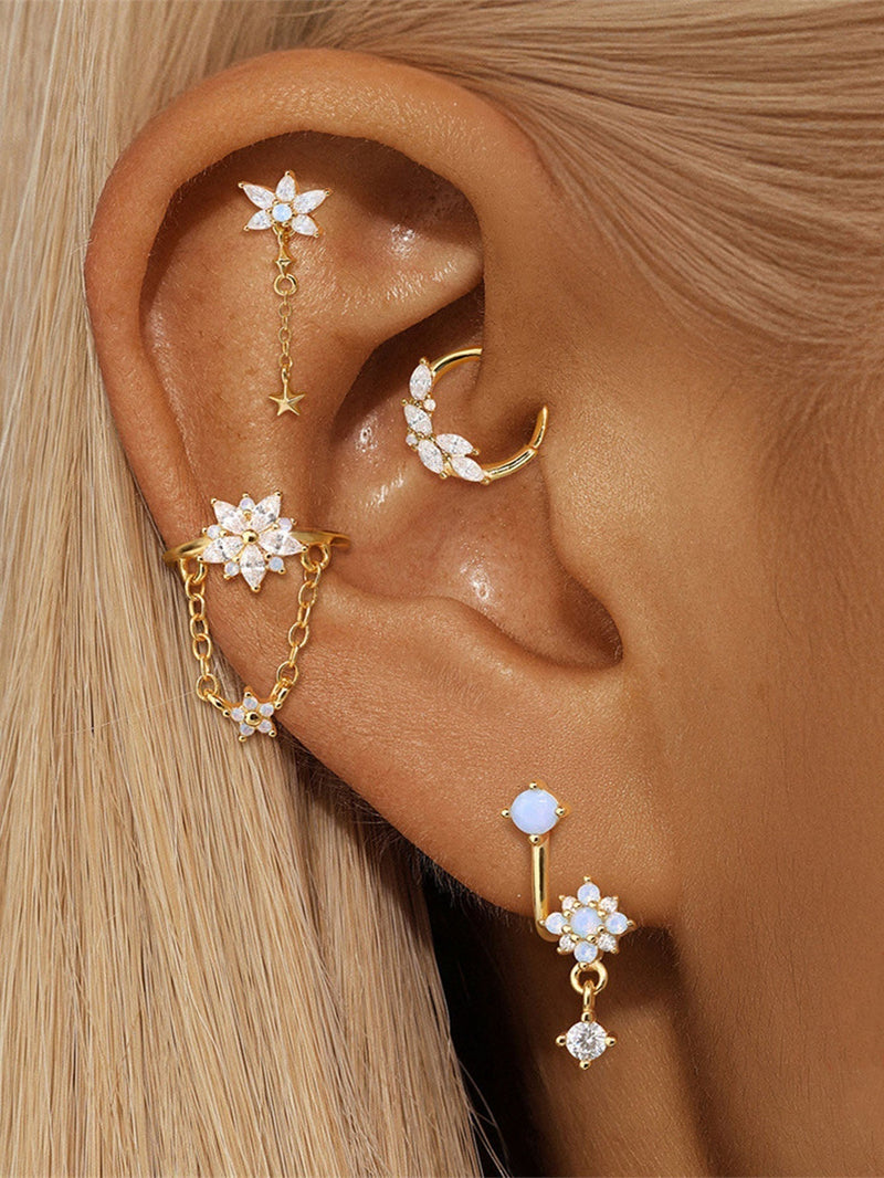 Johana – Gold earrings with an elegant and delicate design.