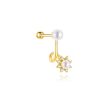 Johana – Gold earrings with an elegant and delicate design.