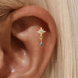 Johana – Gold earrings with an elegant and delicate design.