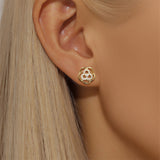 Viktoria – Delicate gold earrings with an elegant shine.