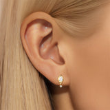Viktoria – Delicate gold earrings with an elegant shine.