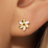 Viktoria – Delicate gold earrings with an elegant shine.