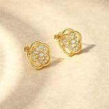 Viktoria – Delicate gold earrings with an elegant shine.