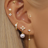 Viktoria – Delicate gold earrings with an elegant shine.