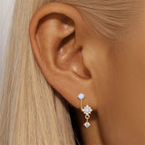 Johana – Gold earrings with an elegant and delicate design.