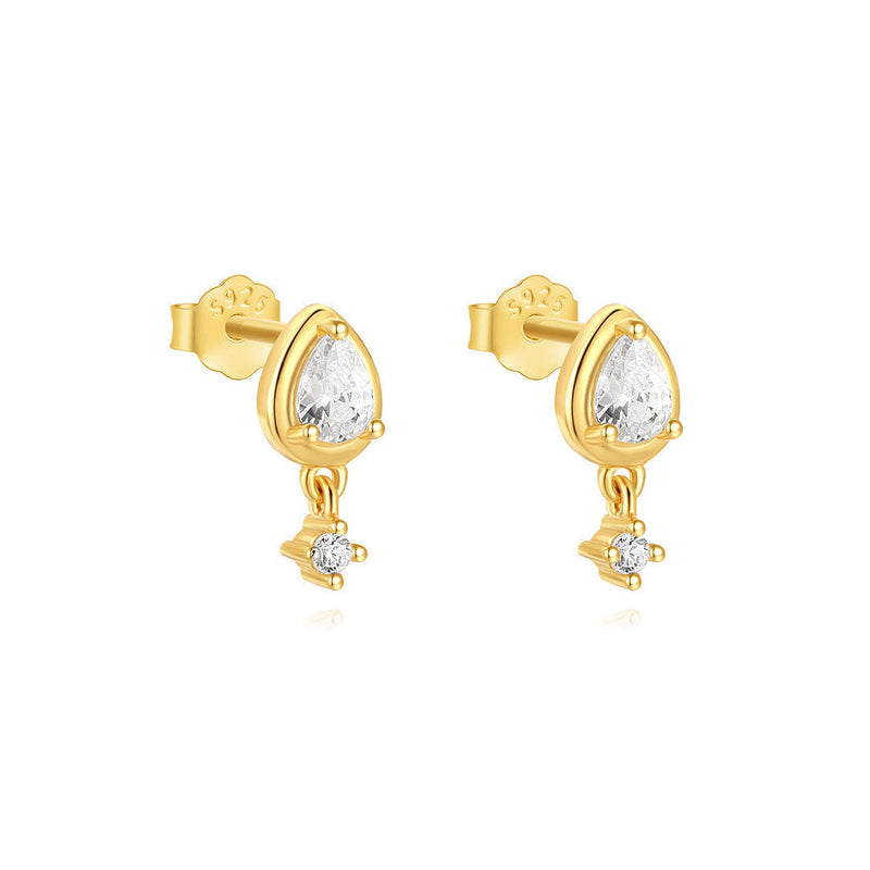 Viktoria – Delicate gold earrings with an elegant shine.