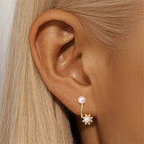 Johana – Gold earrings with an elegant and delicate design.