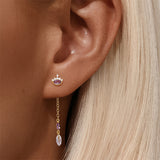 Johana – Gold earrings with an elegant and delicate design.