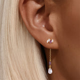 Johana – Gold earrings with an elegant and delicate design.