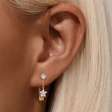 Johana – Gold earrings with an elegant and delicate design.