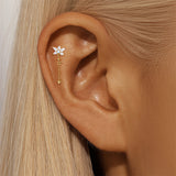 Johana – Gold earrings with an elegant and delicate design.