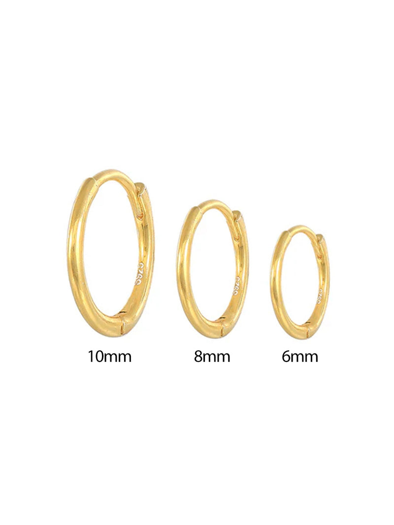 Emilie – Fine gold earrings with a subtle shine.