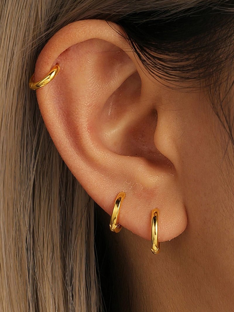 Emilie – Fine gold earrings with a subtle shine.
