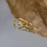 Emilie – Fine gold earrings with a subtle shine.
