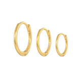 Emilie – Fine gold earrings with a subtle shine.