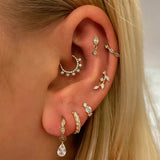 Frieda – Elegant gold earrings with a fun twist.