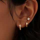 Luisa – Gold earrings with an elegant and feminine design.