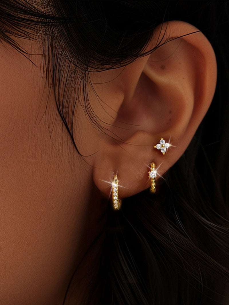 Luisa – Gold earrings with an elegant and feminine design.