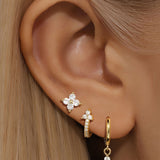 Bianka – Elegant gold earrings with luminous sparkles.