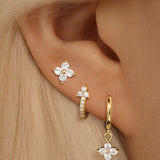Bianka – Elegant gold earrings with luminous sparkles.