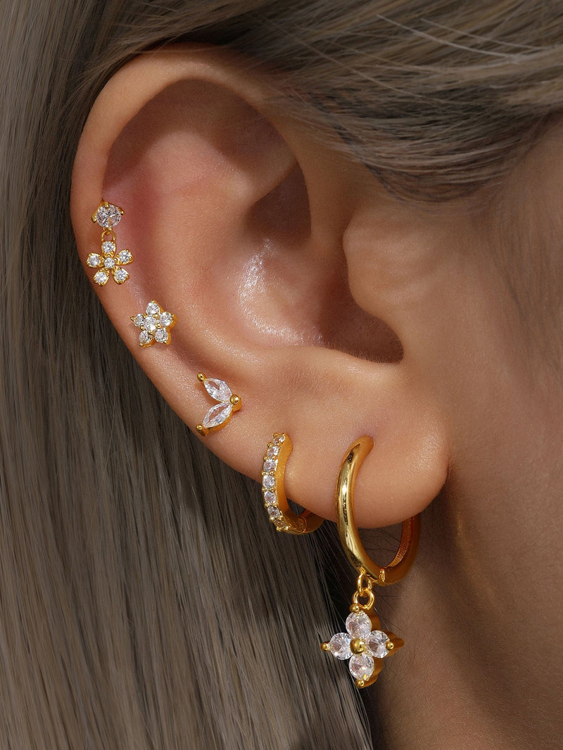 Nora – Elegant gold earrings with a transparent design.