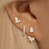Magda – Delicate gold earrings with a soft shimmer.