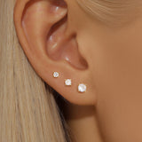 Evelína – Delicate gold earrings with elegant curves.