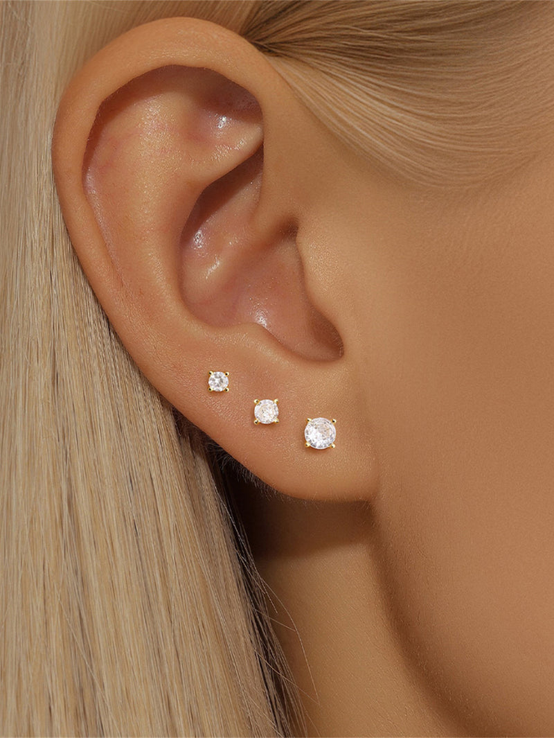 Evelína – Delicate gold earrings with elegant curves.