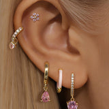 Antonie – Gold earrings with a shiny finish.