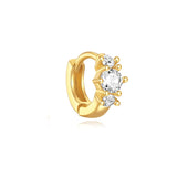 Františka – Gold earrings with a subtle glow.