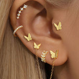 Karolína – Gold earrings with an elegant curve.