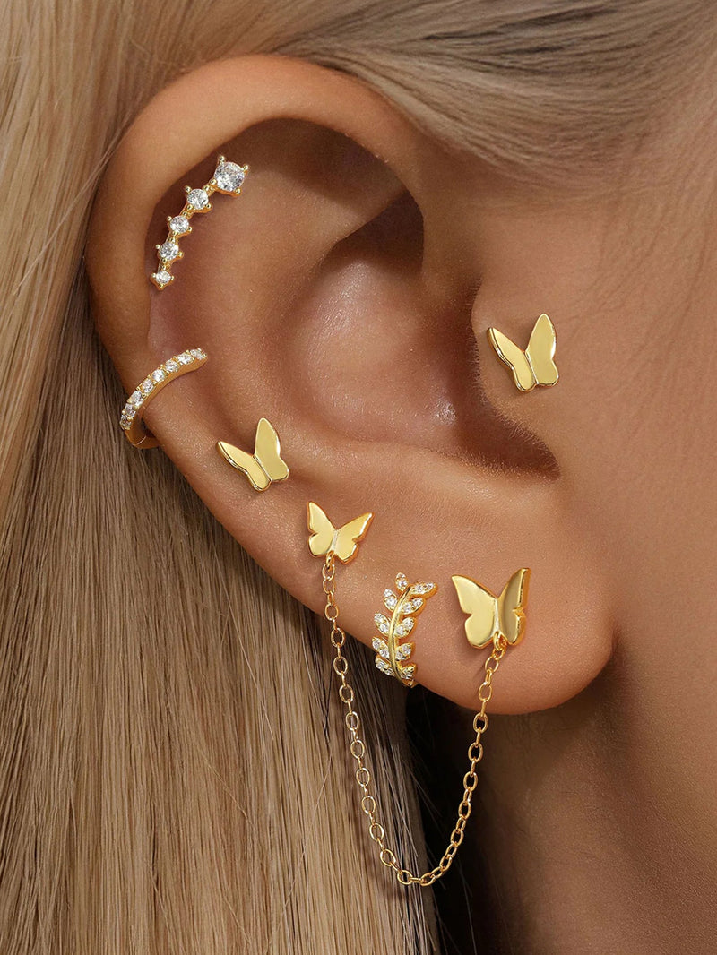Karolína – Gold earrings with an elegant curve.