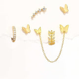 Karolína – Gold earrings with an elegant curve.