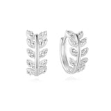 Karolína – Gold earrings with an elegant curve.