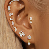 Klara – Elegant gold earrings with a soft design.