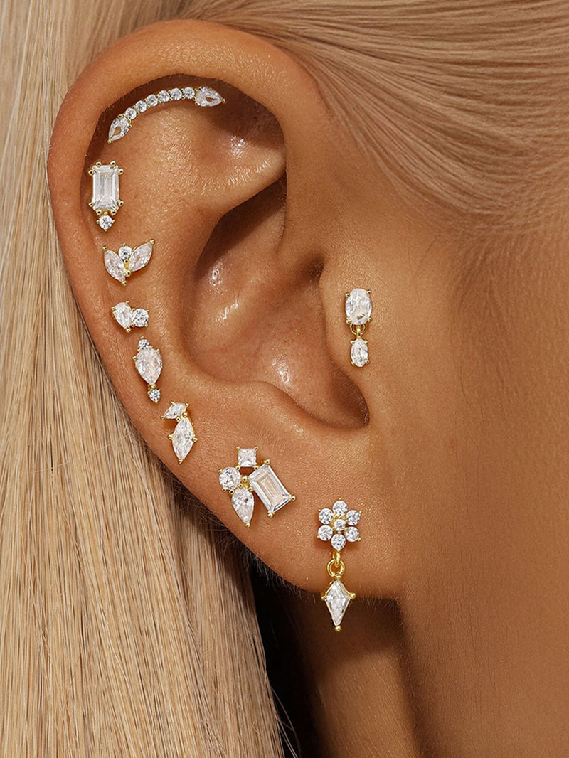 Klara – Elegant gold earrings with a soft design.