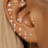 Valentina – Elegant gold earrings with delicate curvature.