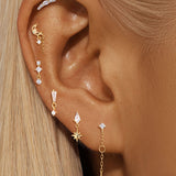 Valentina – Elegant gold earrings with delicate curvature.