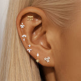 Valentina – Elegant gold earrings with delicate curvature.