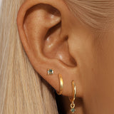 Mona – Gold earrings with an elegant and fluid design.