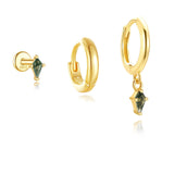 Mona – Gold earrings with an elegant and fluid design.
