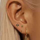 Mona – Gold earrings with an elegant and fluid design.