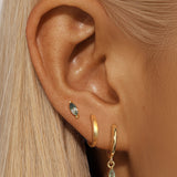 Mona – Gold earrings with an elegant and fluid design.