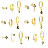 Mona – Gold earrings with an elegant and fluid design.