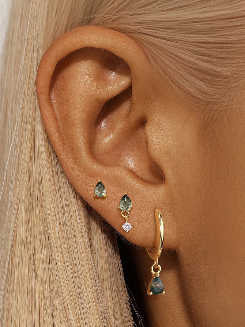 Mona – Gold earrings with an elegant and fluid design.